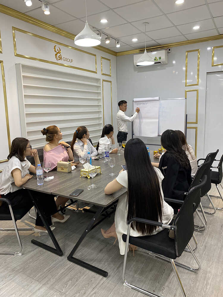 Khánh Hoàng đang dẫn dắt đội nhóm của mình