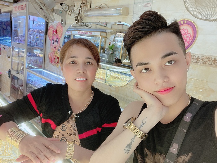 Ngoài những việc làm thiện nguyện Hồng Sơn rất yêu thương mẹ của mình.