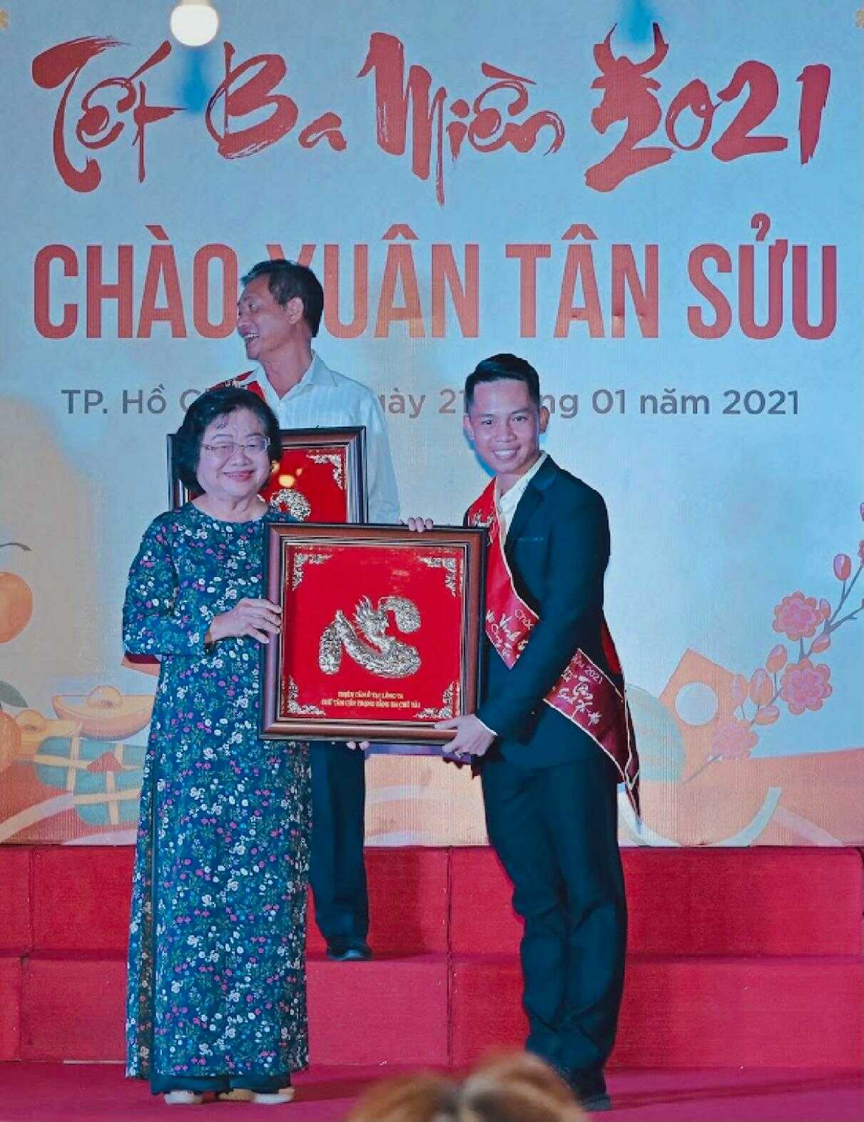 Nguyên Phó Chủ Tịch Nước tặng chữ Tâm.Vì công tác an sinh xã hội “ Thiện căn ở tại lòng ta, chữ Tâm còn trọng bằng ba chữ tài “ 