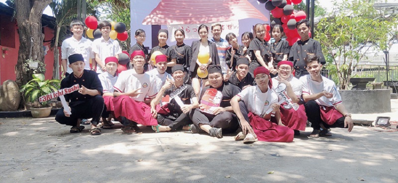 Các học viên cùng giảng viên tại nhà hàng