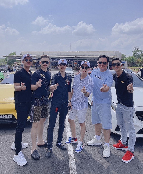 Các thành viên của hội yêu xe Đức chuẩn bị một tinh thần đầy tích cực cho chuyến đi