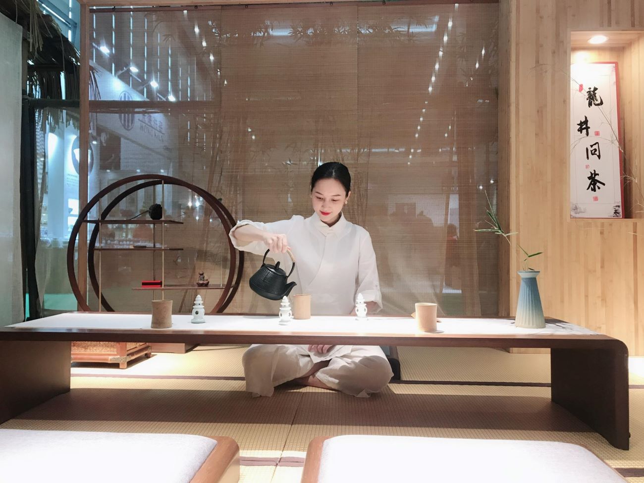 Pha một tách trà, lòng đầy an nhiên