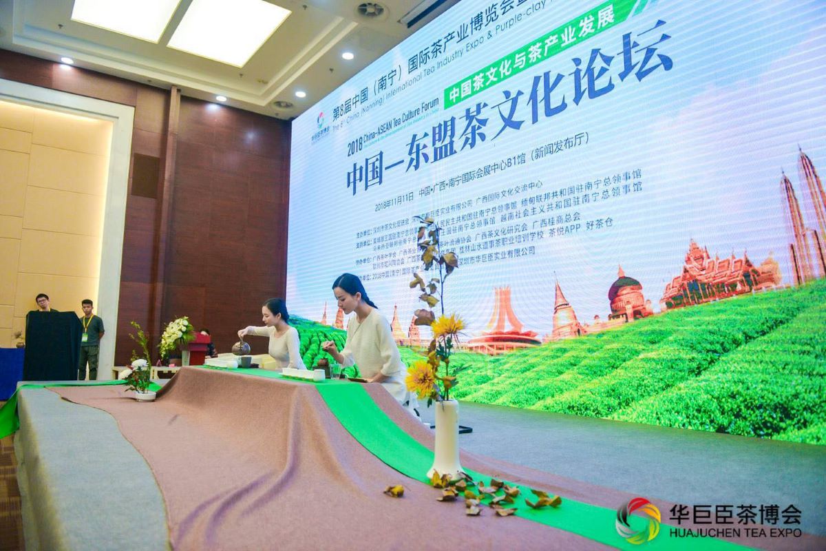 Thanh Trang và cô giáo - người truyền cảm hứng cho cô đến với trà đạo