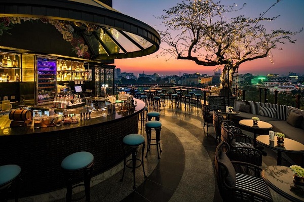 Đứng ở vị trí thứ 3 của danh sách khách sạn có tầng thượng đẹp là La Sinfonia del Rey, khách sạn boutique sang trọng đầu tiên thuộc tập đoàn La Sinfonia tại Việt Nam. Nhiều du khách rất ấn tượng với tầng thượng và quầy bar ở khách sạn trên phố Hàng Dầu này. Ảnh: Agoda