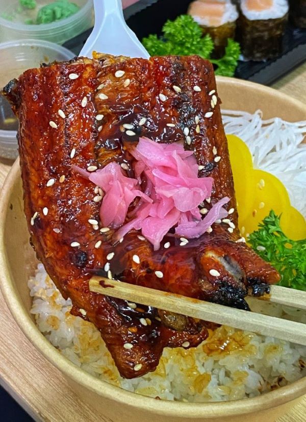 Thịt lươn nướng vừa đủ lửa, nhìn mà chỉ muốn cắn ngay một phát