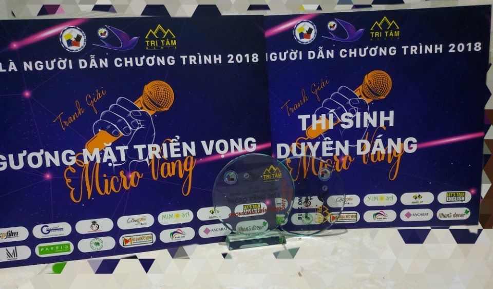 MC Dịu Tiên giành được giải thưởng trong cuộc thi Micro Vàng