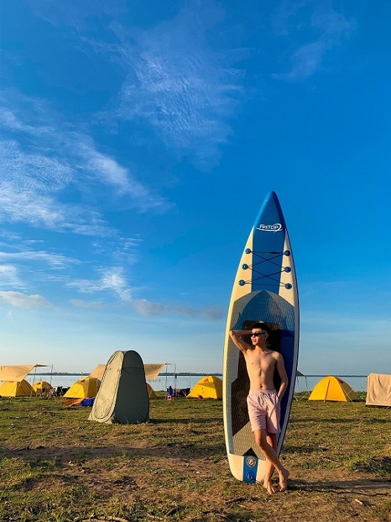 Chàng trai luôn sẵn sàng trải nghiệm mọi thứ.