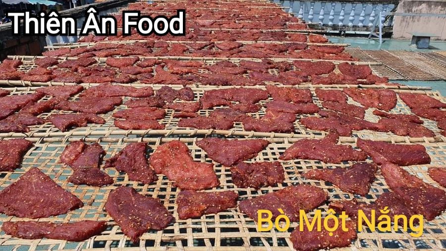 Thịt bò chỉ phơi nắng trong ngày, không được phép phơi nắng thứ 2. Nếu ngày nắng ít, thịt bò chưa đủ săn thì phải đem sấy ngay trước khi bảo quản trong tủ lạnh.