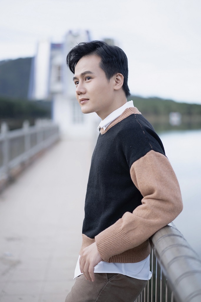 Phong cách thời trang đơn giản của Quốc Anh tạo nên sự năng động, trẻ trung 