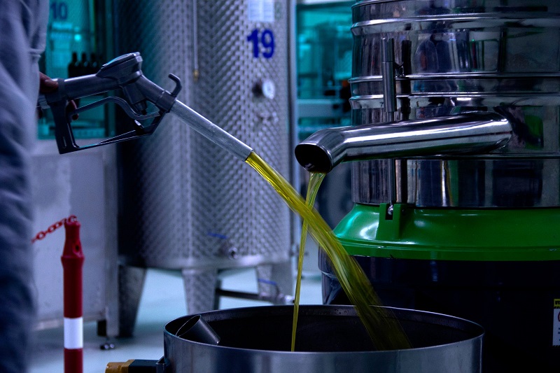 Những thùng dầu ô liu bóng bẩy, vàng ươm 