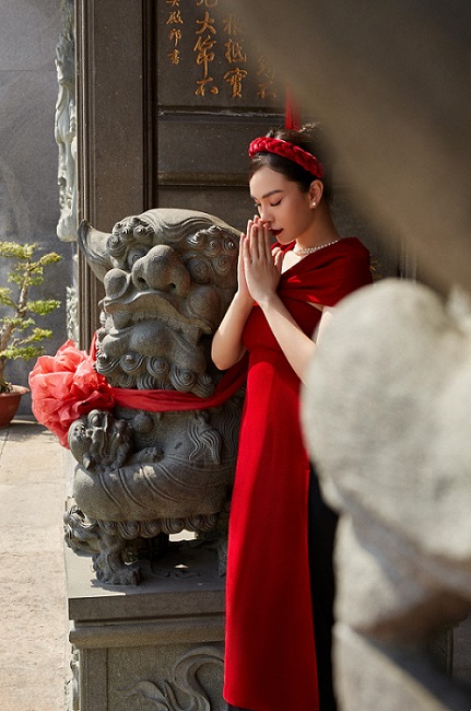 Hoa hậu Hoàng Hương Ly cầu bình an cho năm mới