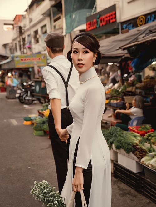 Mẫu ảnh Thìn Bùi với nét dịu dàng trong áo dài cùng bạn trai.