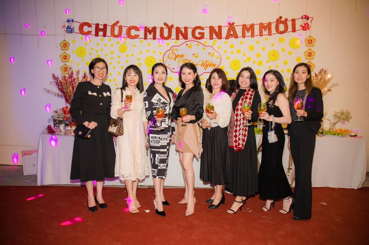 CEO Thảo Uyên rạng ngời trong bữa tiệc Year and Party