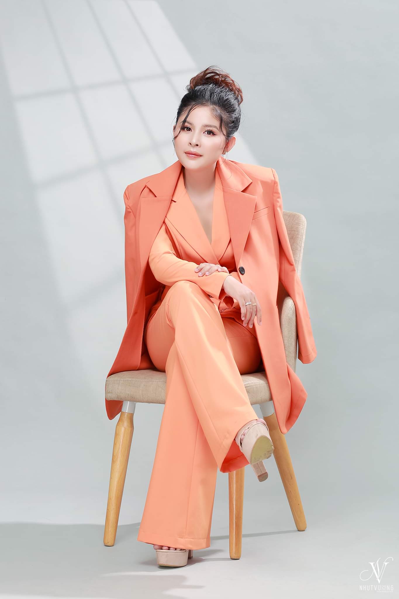 Nữ Giám đốc kinh doanh ALMONDS trẻ trung, xinh đẹp và mạnh mẽ