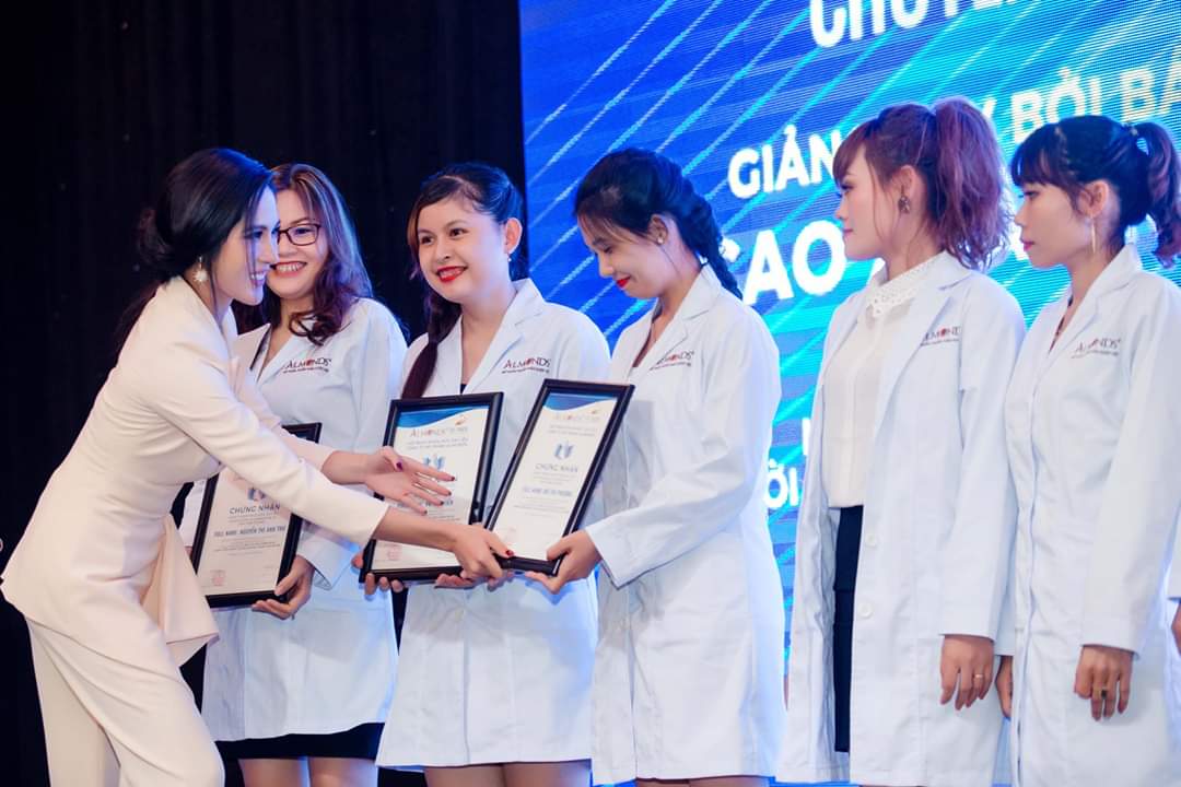 Thái Thị Thu Trang trong buổi tốt nghiệp khóa học chăm sóc da 