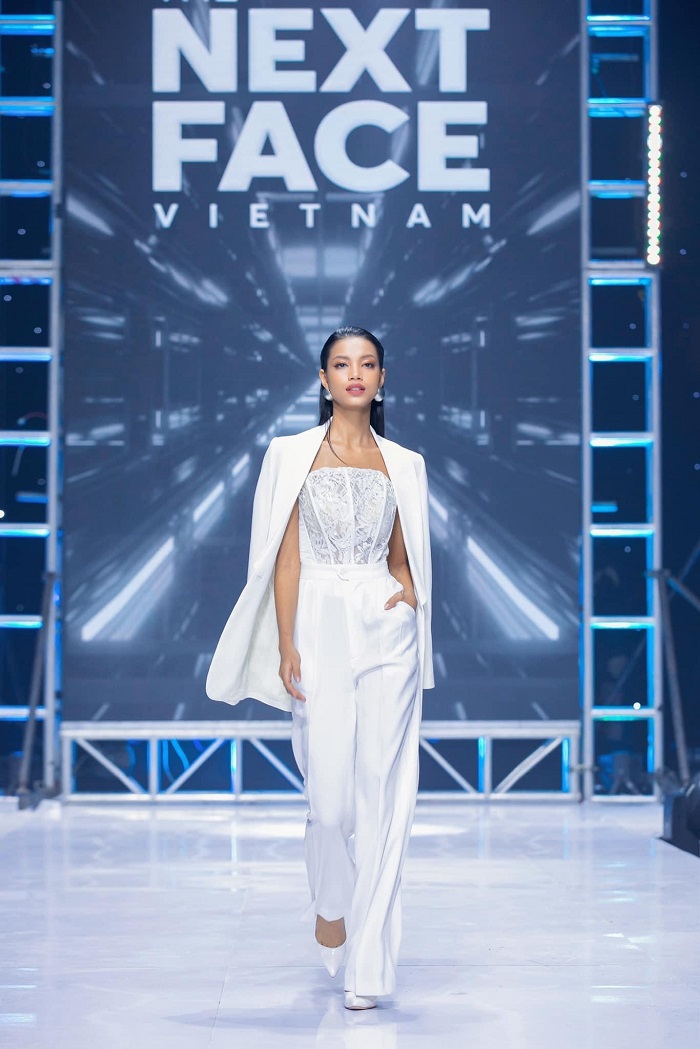 H’Vi tự tin sải bước trên sàn Catwalk