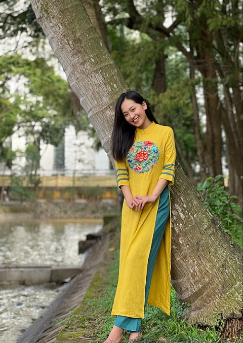 Hoàng Đào Thu Hà thanh lịch trong tà áo dài truyền thống