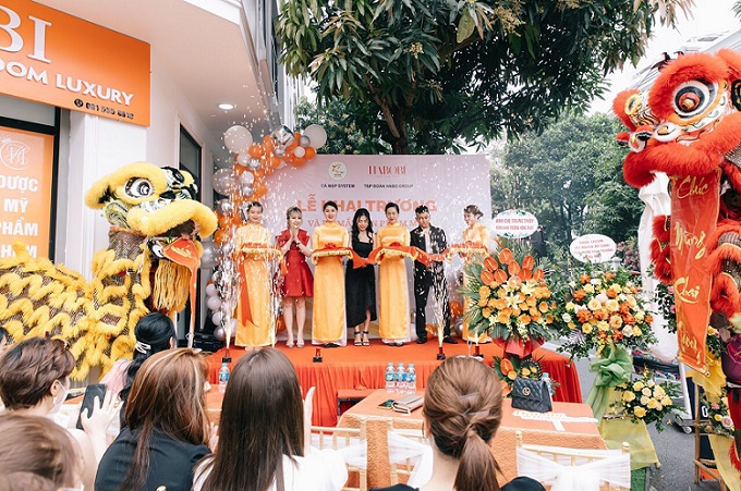 CEO Hạnh Helen trong buổi lễ khai trương Showroom Habobi Vinhome Gardenia Mỹ Đình