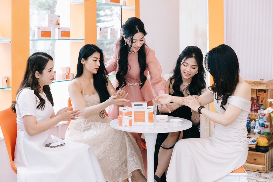 Showroom Luxury Hạnh Helen - Nơi sắc đẹp Việt tỏa sáng