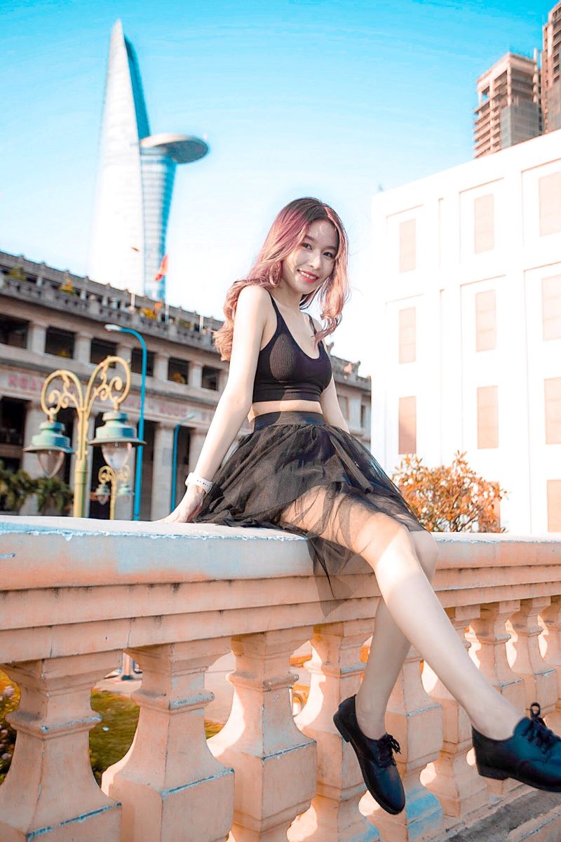 Nhan sắc của nàng KOL càng thêm lóa mắt khi diện outfit đen