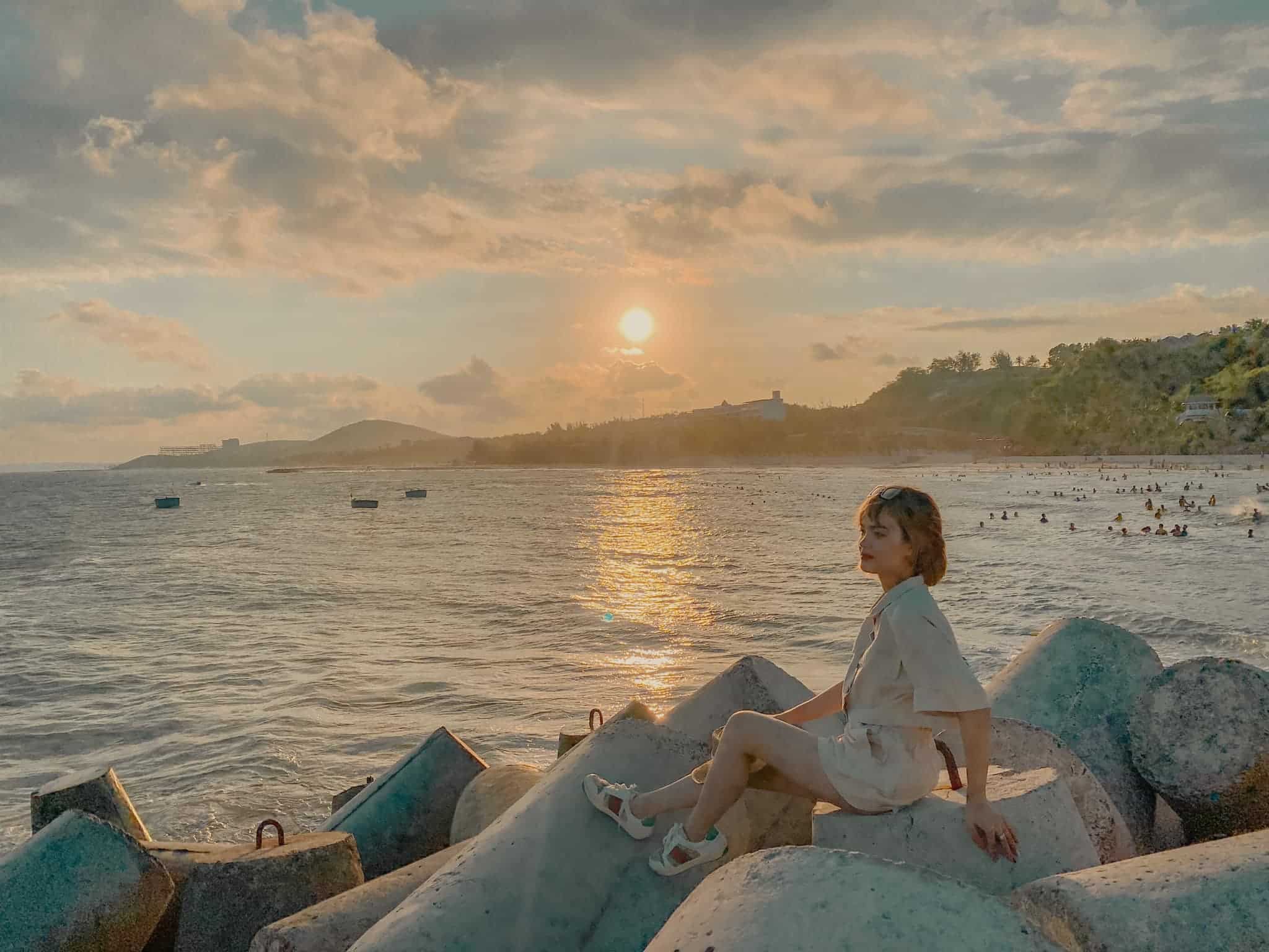 Cô thường chia sẻ lại trải nghiệm của mình qua các chuyến đi trên các bài viết cá nhân