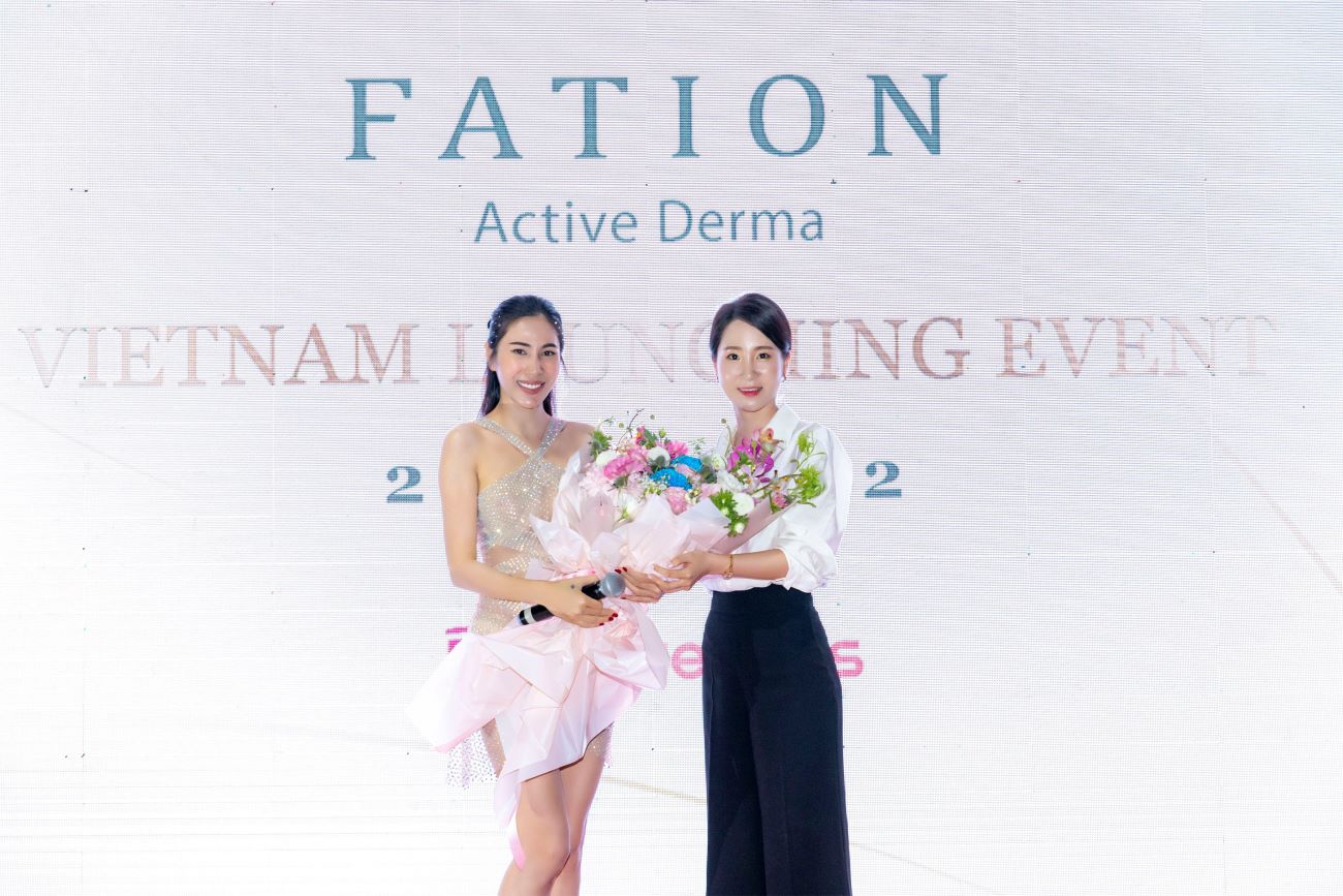 Quản lý thương hiệu FATION - bà Jung Ji Won tặng hoa cho ca sĩ khách mời Thủy Tiên