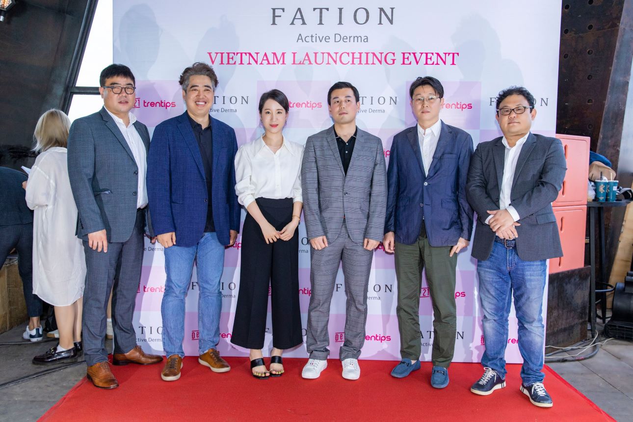 Giám đốc nhãn hàng FATION Yim Gie Hong (thứ 2 từ phải qua) cùng ban điều hành