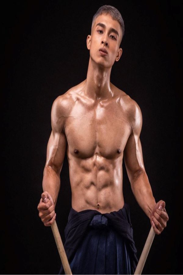 Màn lột xác với body chuẩn 6 múi 