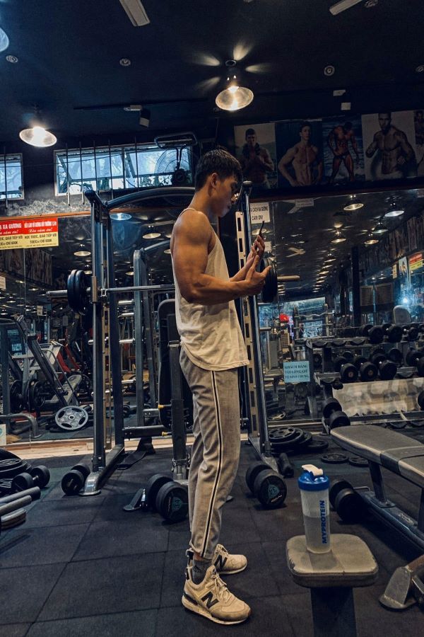 Vóc dáng khỏe khoắn và cơ bắp của Đinh Tiến Dũng