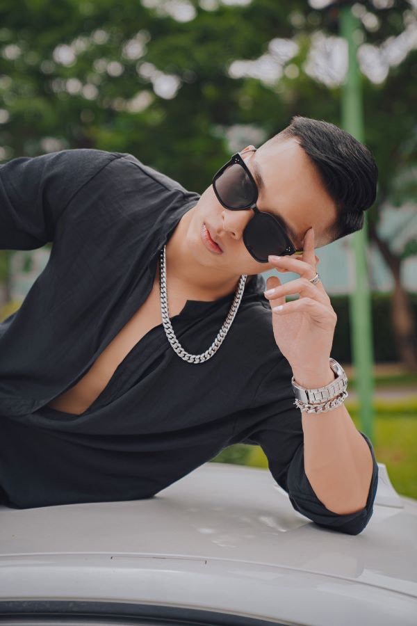 Anh chàng sở hữu gương mặt điển trai, nam tính 