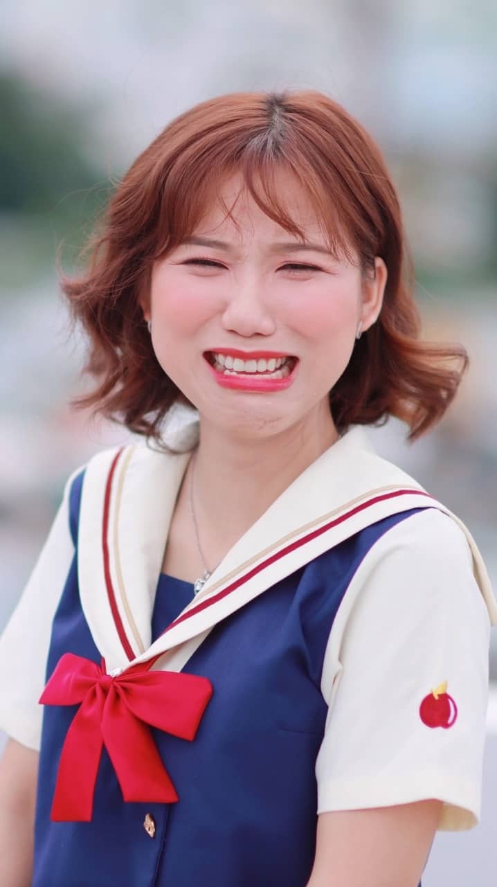 Biểu cảm cực lầy lội khi xuất hiện trước công chúng