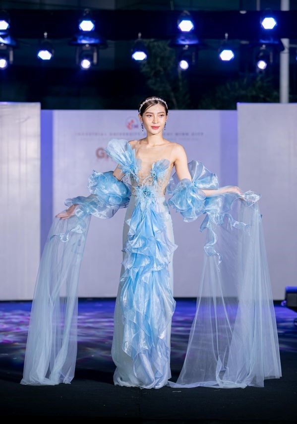 Cô nàng tự tin sải bước trên sàn catwalk