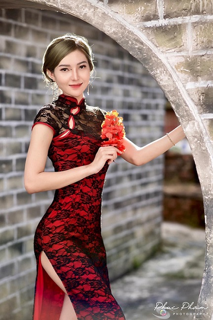 Model Như Ý khoe trọn đường cong cơ thể với sườn xám