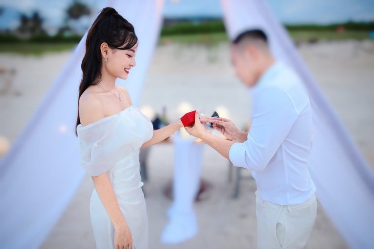 Á Khôi Đỗ Thu Huyền “Say Yes” Trước Màn Cầu Hôn Lãng Mạn