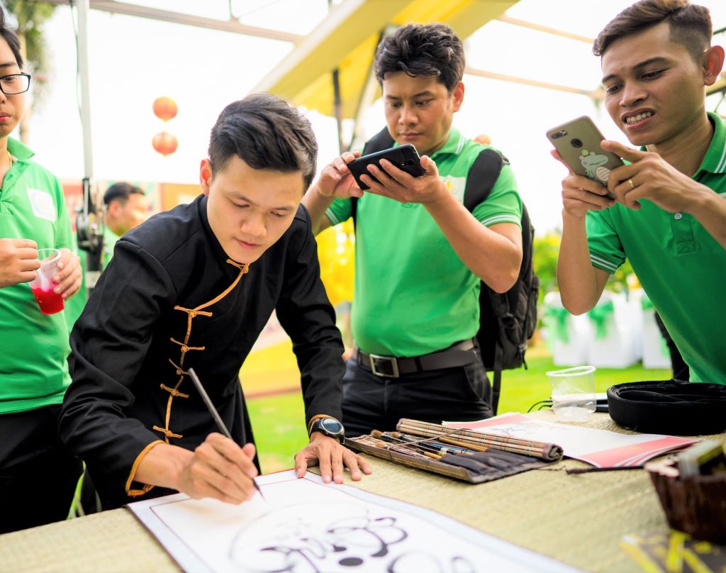    Ông đồ Đỗ Nhật Thịnh truyền cảm hứng thư pháp đến giới trẻ