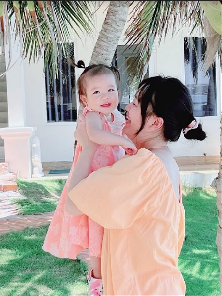 Nữ doanh nhân hạnh phúc bên con gái của mình