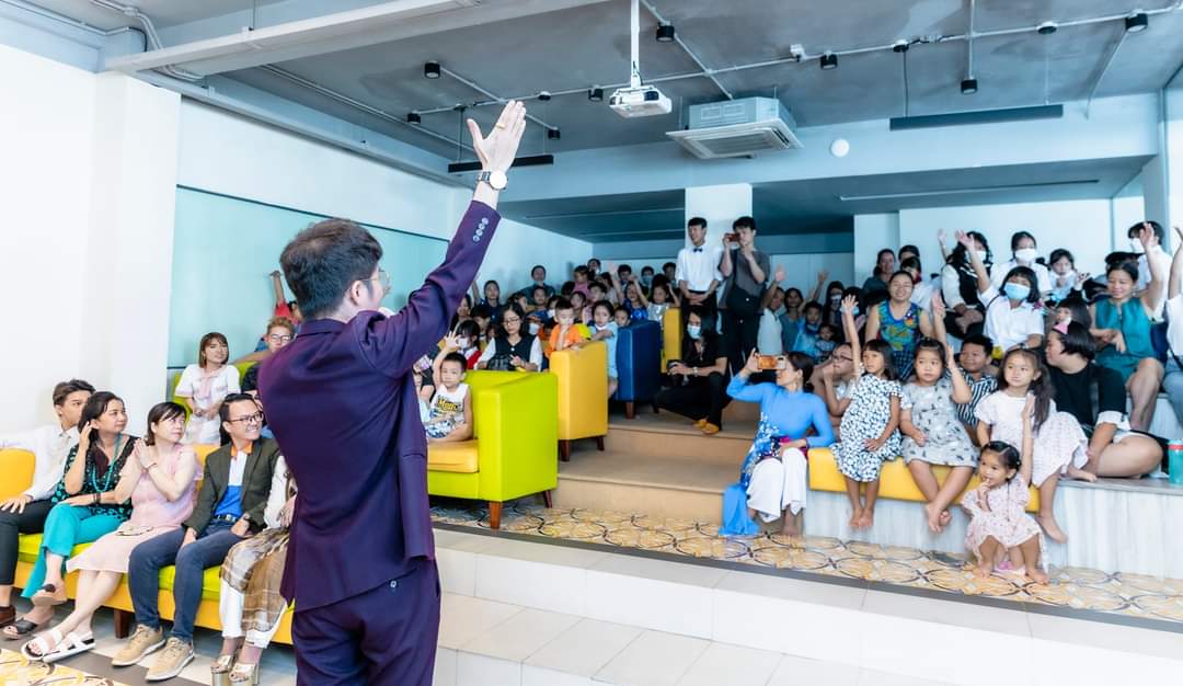 Lớp học đầy năng lượng của thầy Hiếu