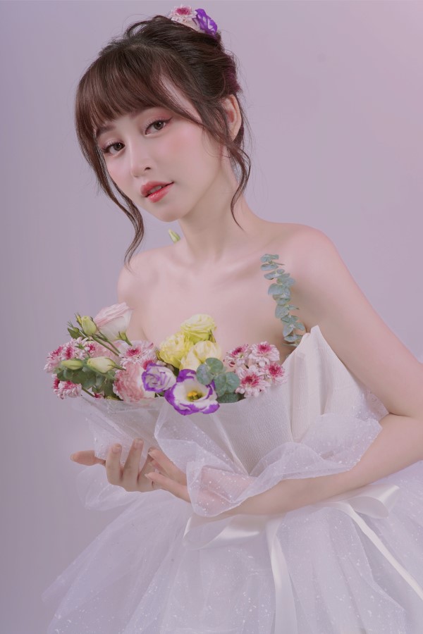 Hồng Linh nổi bật với nhan sắc xinh xắn