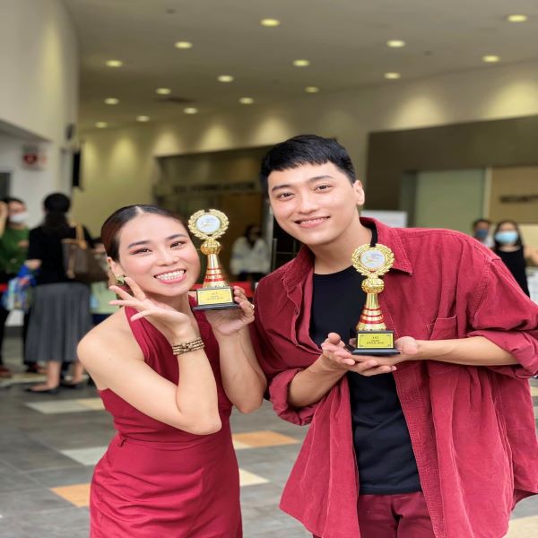 Cả hai đã đạt giải thưởng lớn tại cuộc thi nhảy ở Singapore