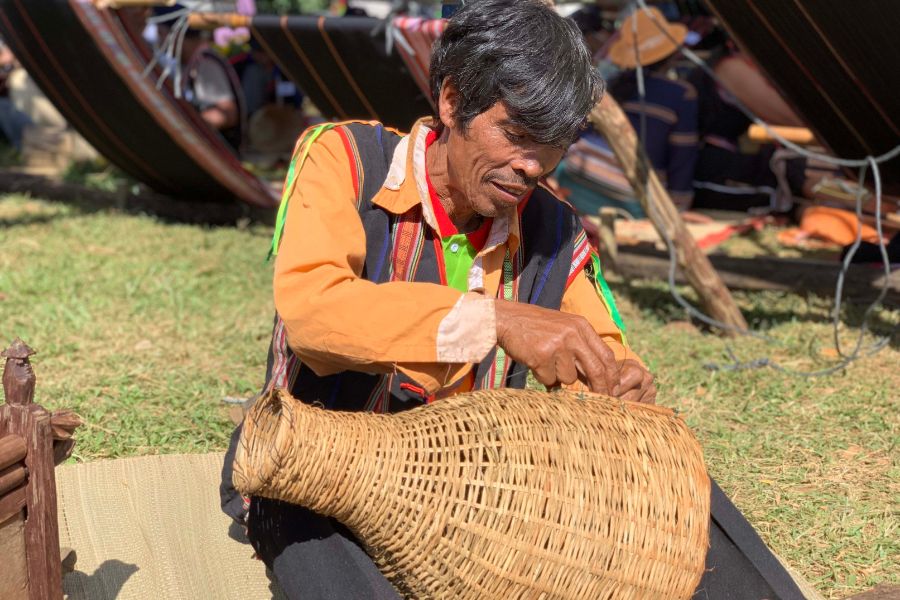 Các nghệ nhân huyện Chư Păh mang đến lễ hội những sắc văn hóa, nghề truyền thống và hướng dẫn du khách cùng trải nghiệm. Ảnh: Hoàng Ngọc