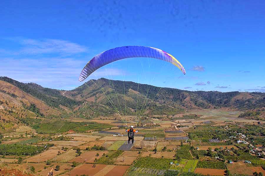 Tại Tuần lễ hoa dã quỳ-núi lửa Chư Đang Ya năm 2022, du khách sẽ được trải nghiệm bay dù lượn cùng các phi công. Ảnh: Văn Ngọc