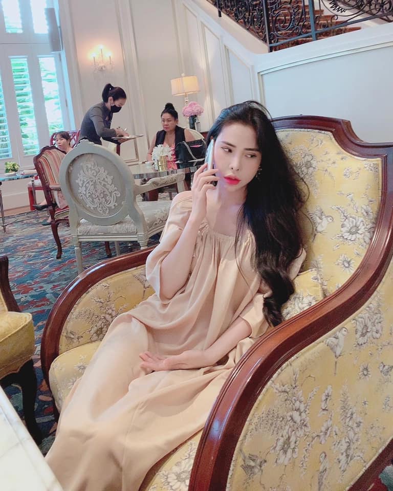 Vẻ đẹp vô cùng sang trọng và quyến rũ của mẹ nhóc tỳ