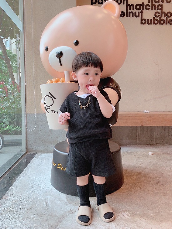 Outfit đi chơi của cậu bé con lai Cha Yun Chan