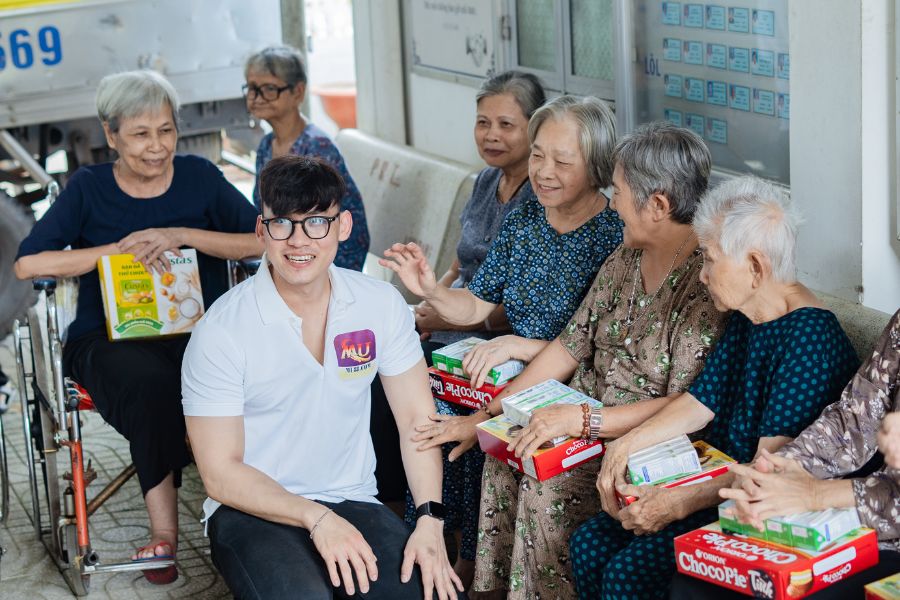 Cho đi yêu thương đổi lấy nụ cười hạnh phúc của các cụ