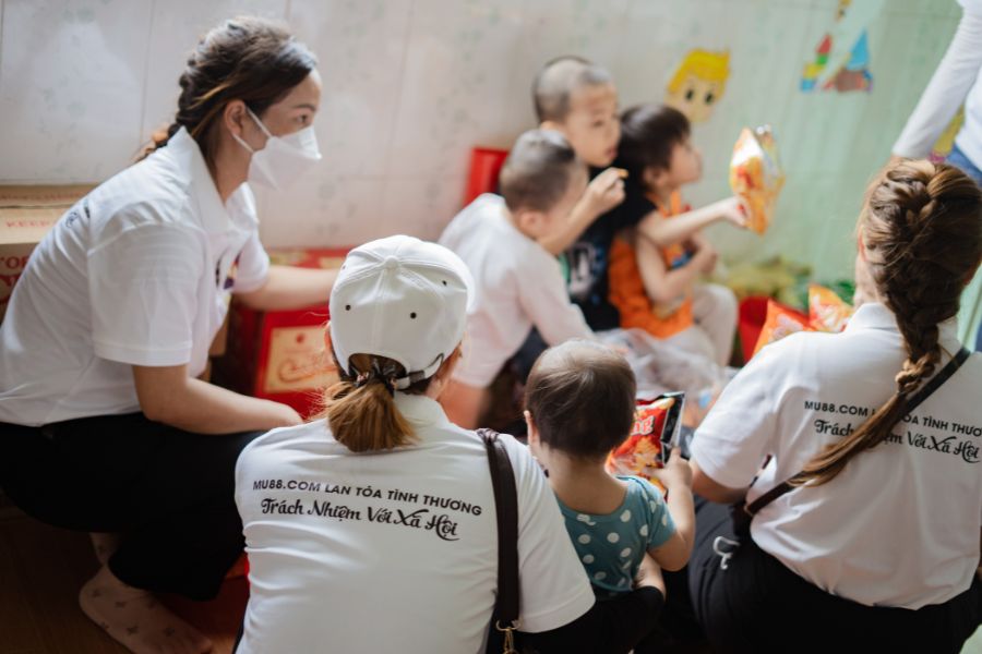 Một chút quà bánh trao gửi cho các em nhỏ mồ côi tại Mái ấm Hoa Hồng