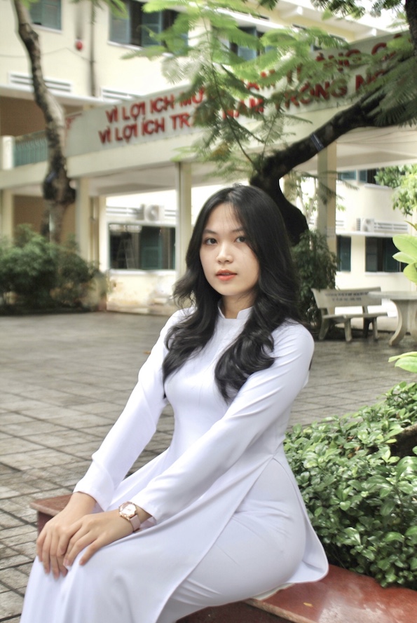 Cô nàng 10x duyên dáng trong tà áo dài thướt tha