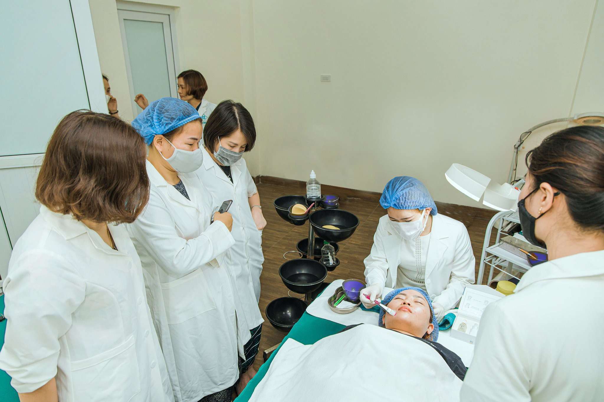 Bác sĩ Nguyễn Nhung đang chia sẻ với các chủ spa về quy trình peel da