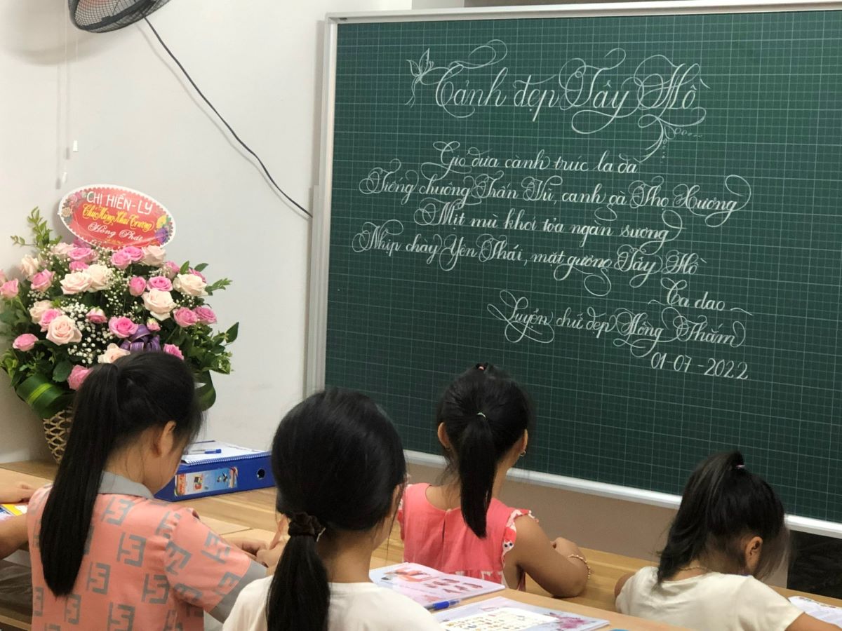 Cô giáo Nguyễn Thị Thắm kiên trì nhẫn nại dạy bằng cái tâm và khả năng của mình