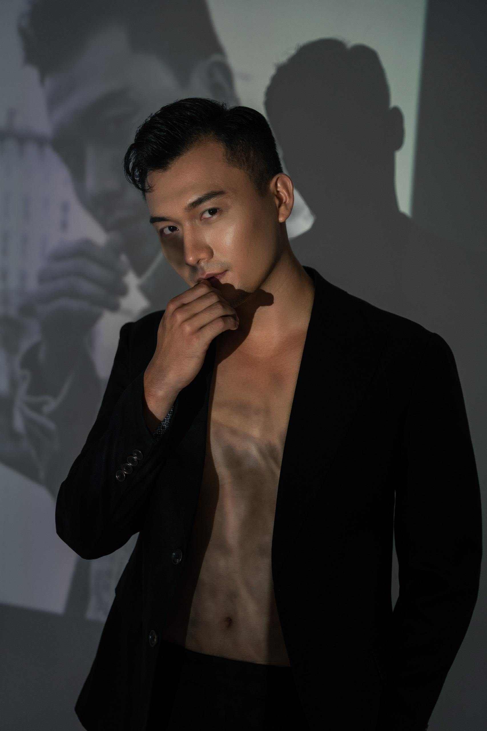 Vẻ đẹp điển trai đầy cuốn hút của Xuân Phúc