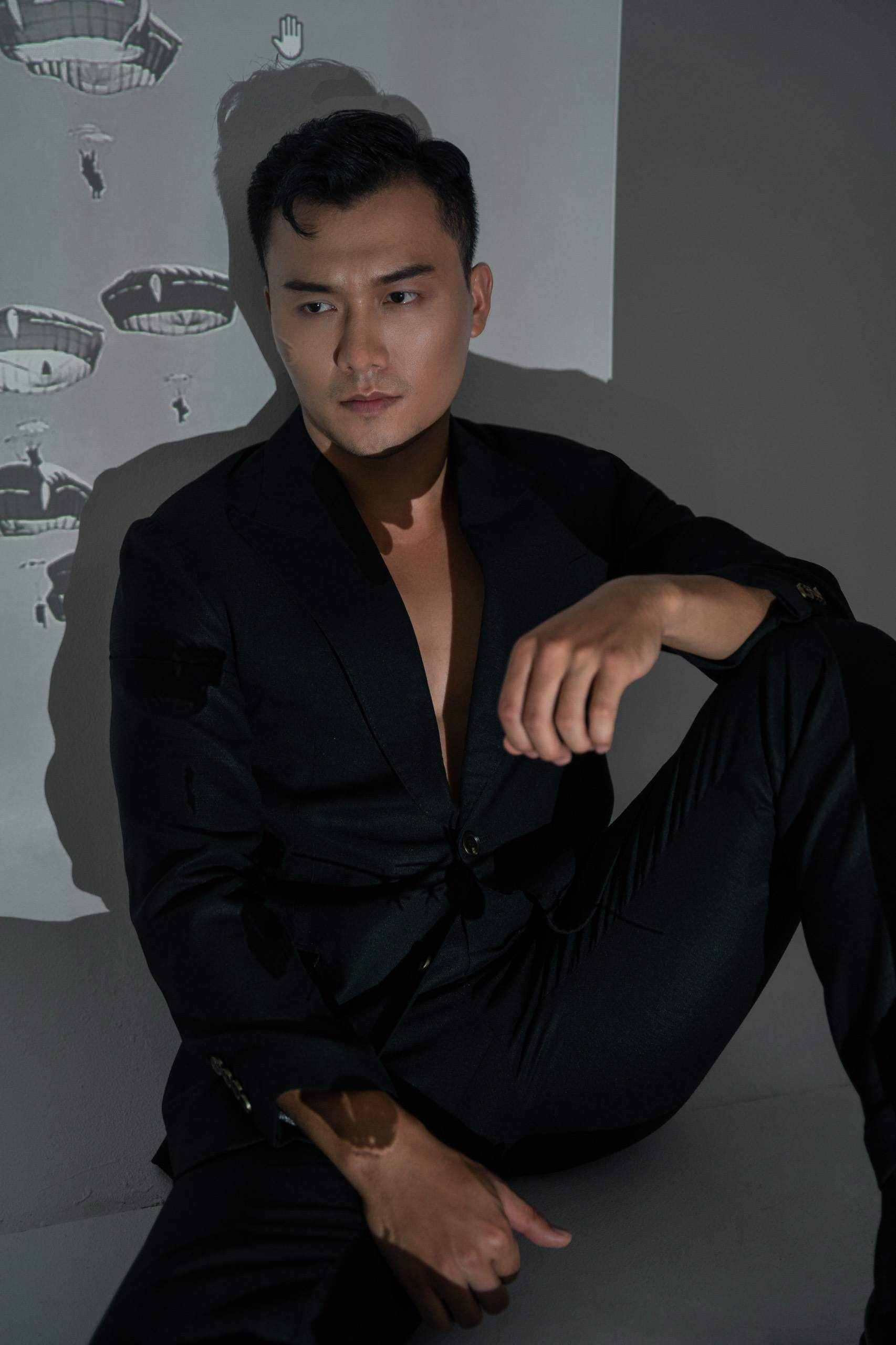 Nét mặt suy tư đầy cuốn hút của nam diễn viên